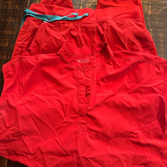 Figs Vivid Red Scrub Set - Picture 3 of 5